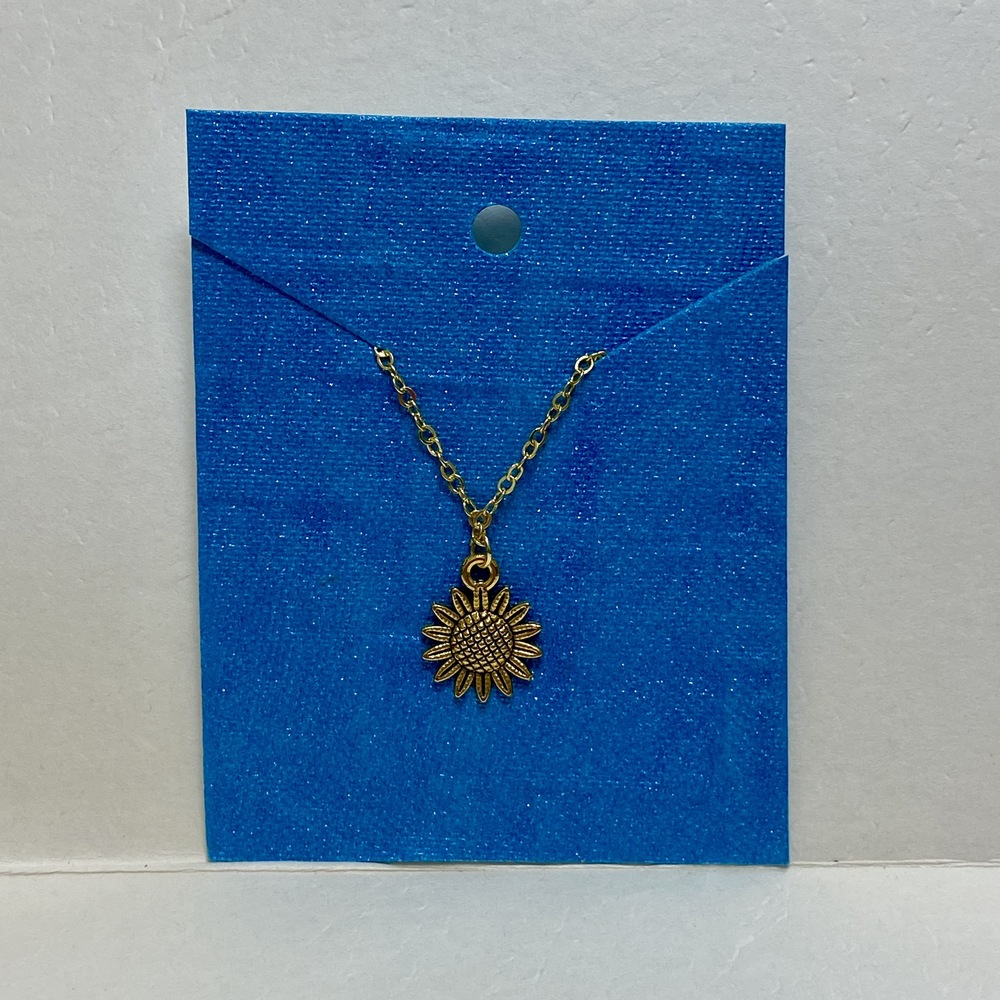 🦚 10 for $10 🦚 Gold Tone Sunflower Charm Necklace